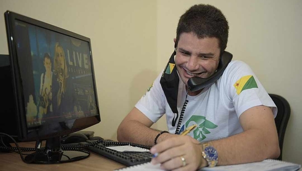 Gladson puxa orelha de comissionados: “Iniciou 2024, ‘vamo’ trabalhar, ‘vamo’ parar de WhatsApp”